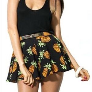 BLACK PINEAPPLE FLOWY SHORTS